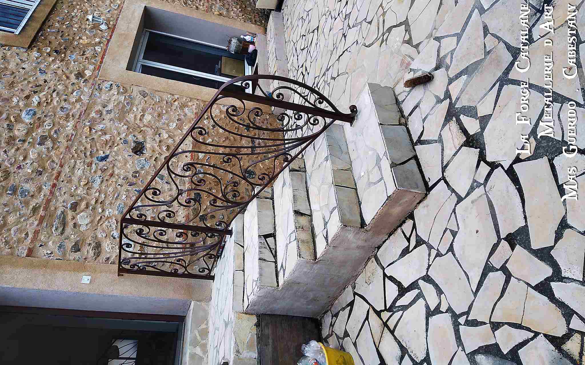 rampant avec motif grande volutes poteaux ouvrage forge catalane.jpg